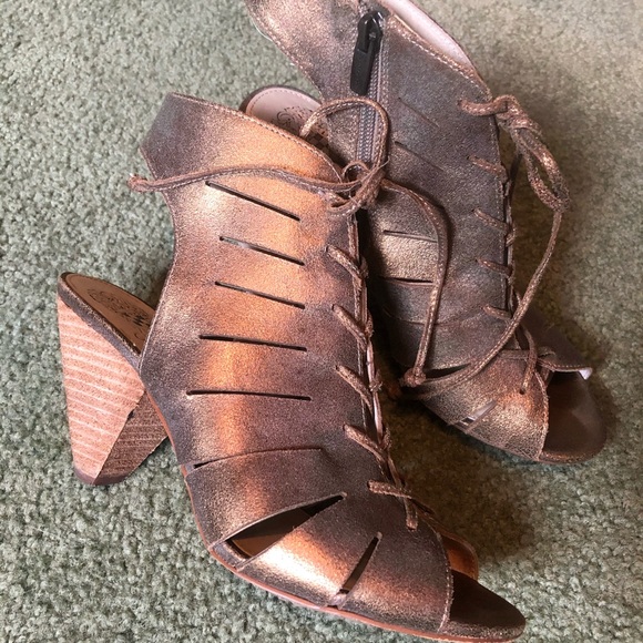 Vince Camuto - Picture 1 of 6